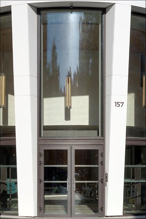 La façade de l’immeuble de bureau à Neuilly (France) a été recouverte de<br class='autobr' />
800 panneaux en Corian<sup>®</sup> Solid Surface dans le coloris Glacier White