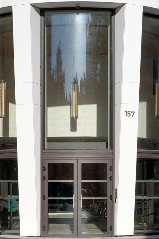 The facade of the office building in Neuilly (France) was covered with 800 panels of Corian<sup>®</sup> Solid Surface in the colour Glacier White