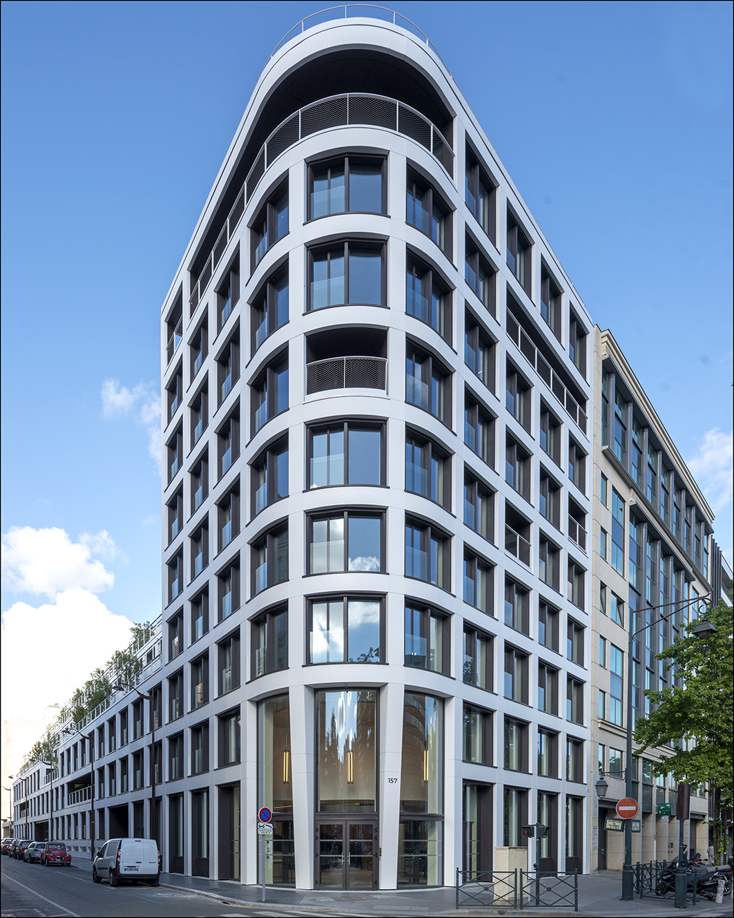 La façade de l’immeuble de bureau à Neuilly (France) a été recouverte de 800 panneaux en Corian<sup>®</sup> Solid Surface dans le coloris Glacier White